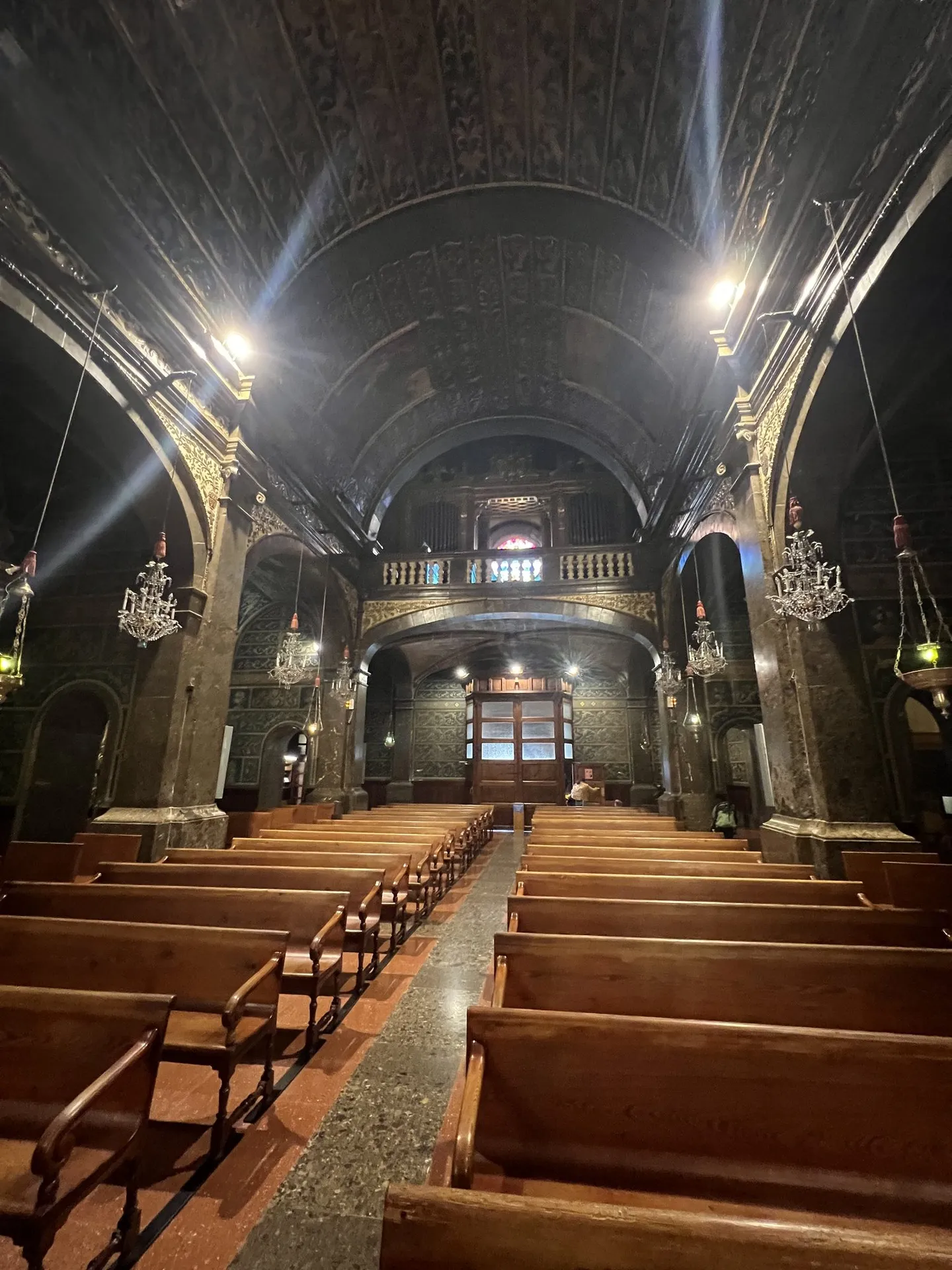 Innenraum der Basilika von Lluc mit Blick zum Altar.