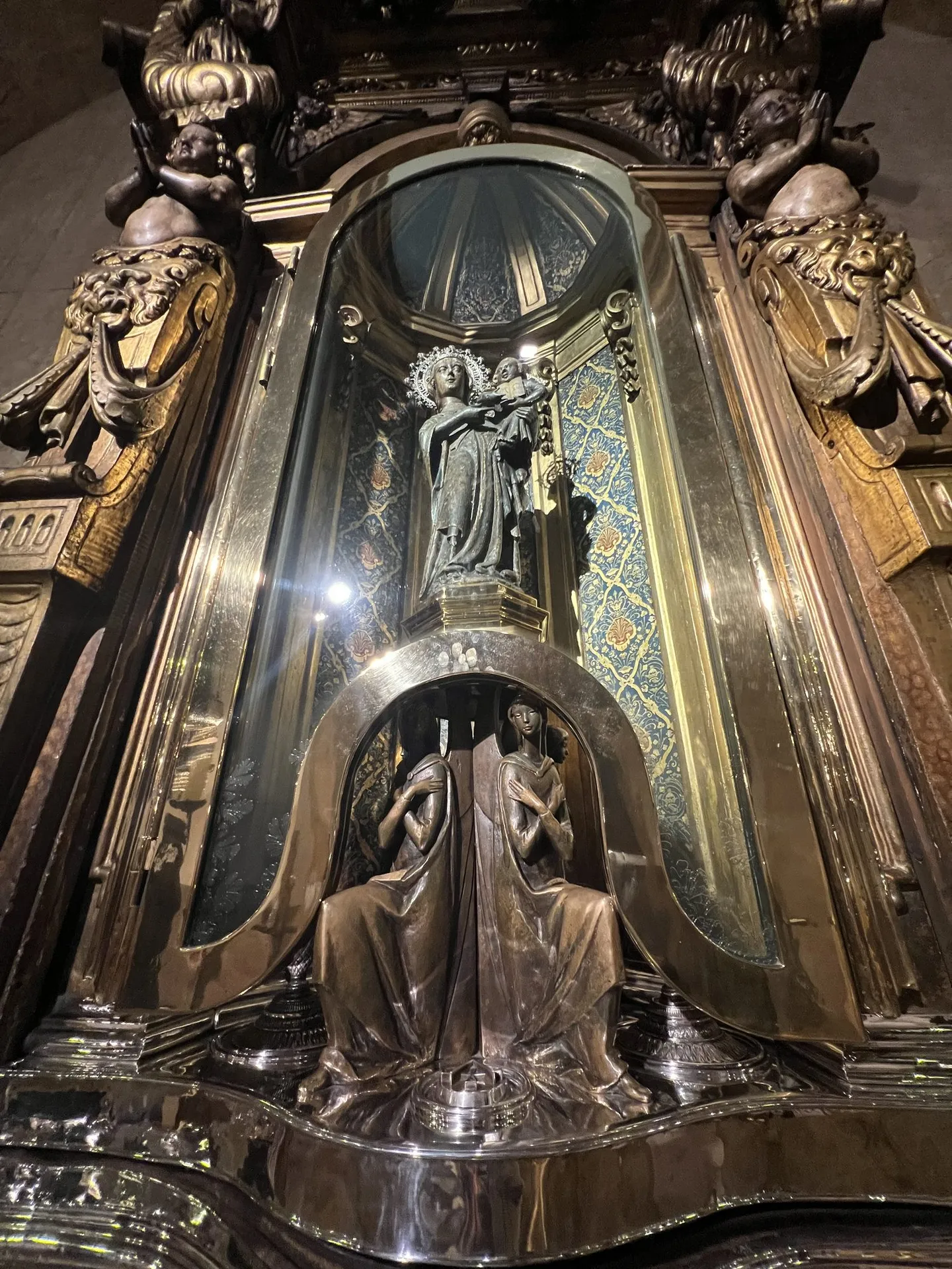 Die Schwarze Madonna von Lluc, golden umrahmt.