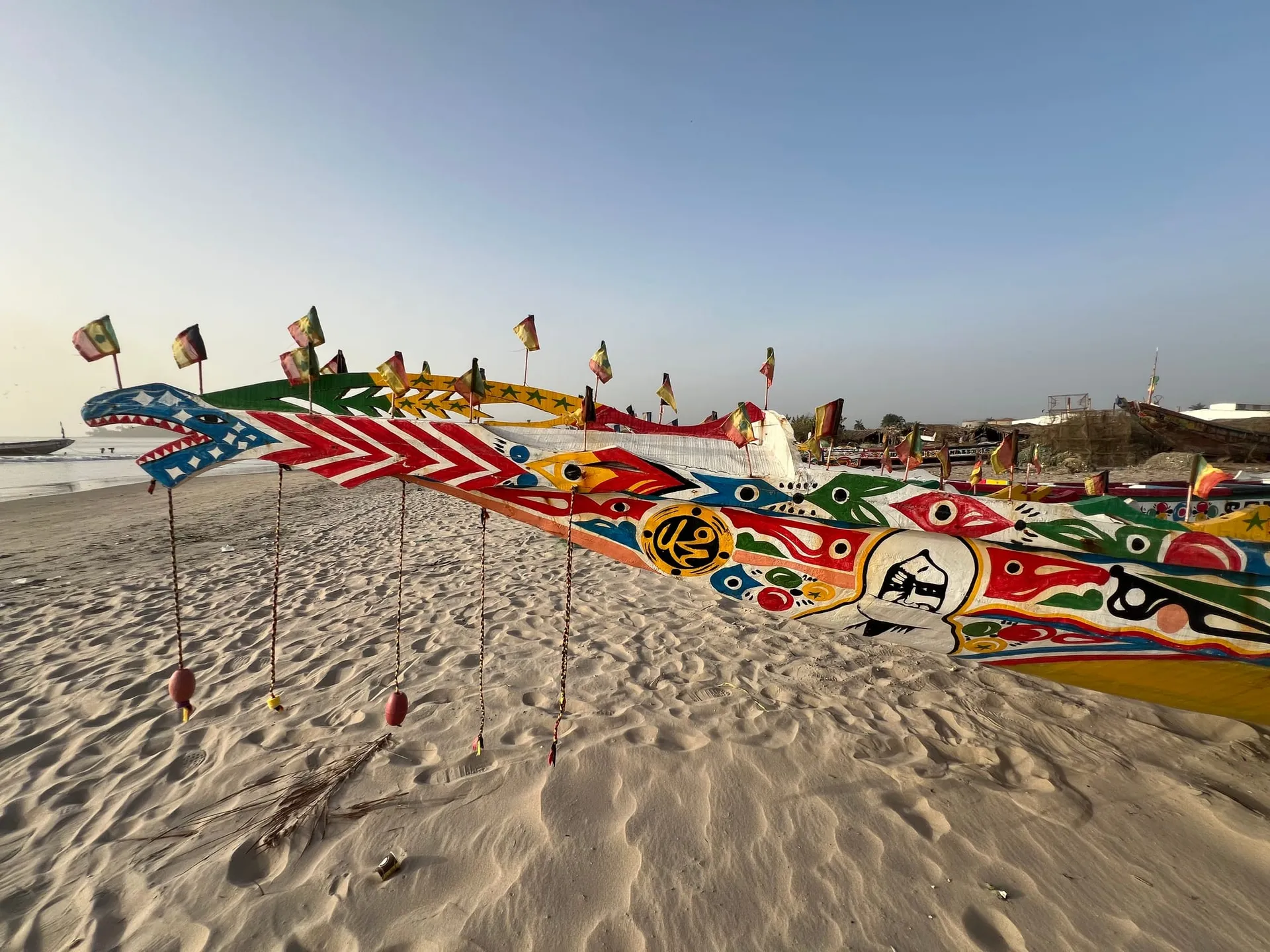 Bunt bemalte Fischerboote am Strand von Sanyang
