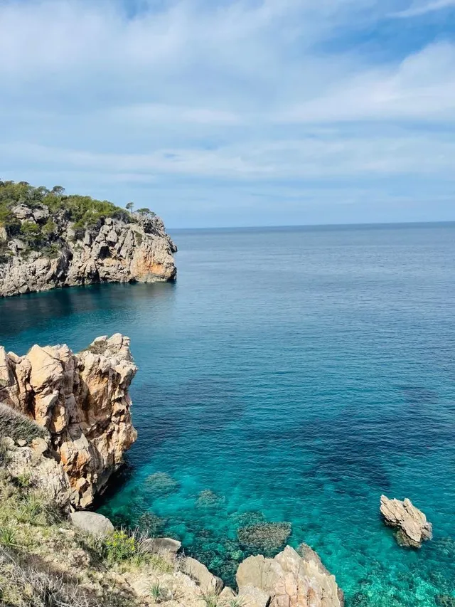 Türkisblaue Felsbucht mit klarem Wasser an der Nordwestküste Mallorcas