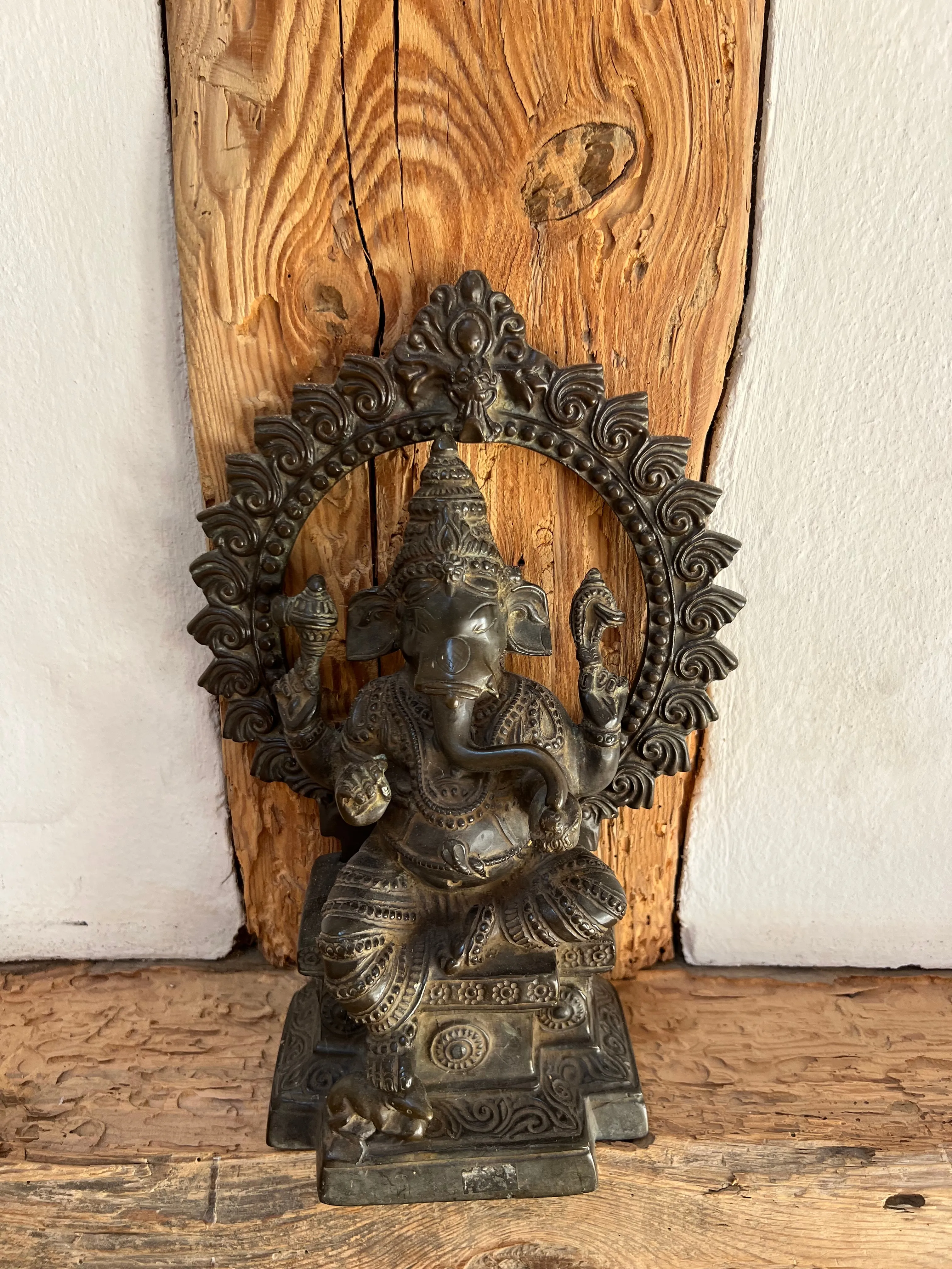 Ganesha-Figur an einer Fachwerkwand im Naturhaus