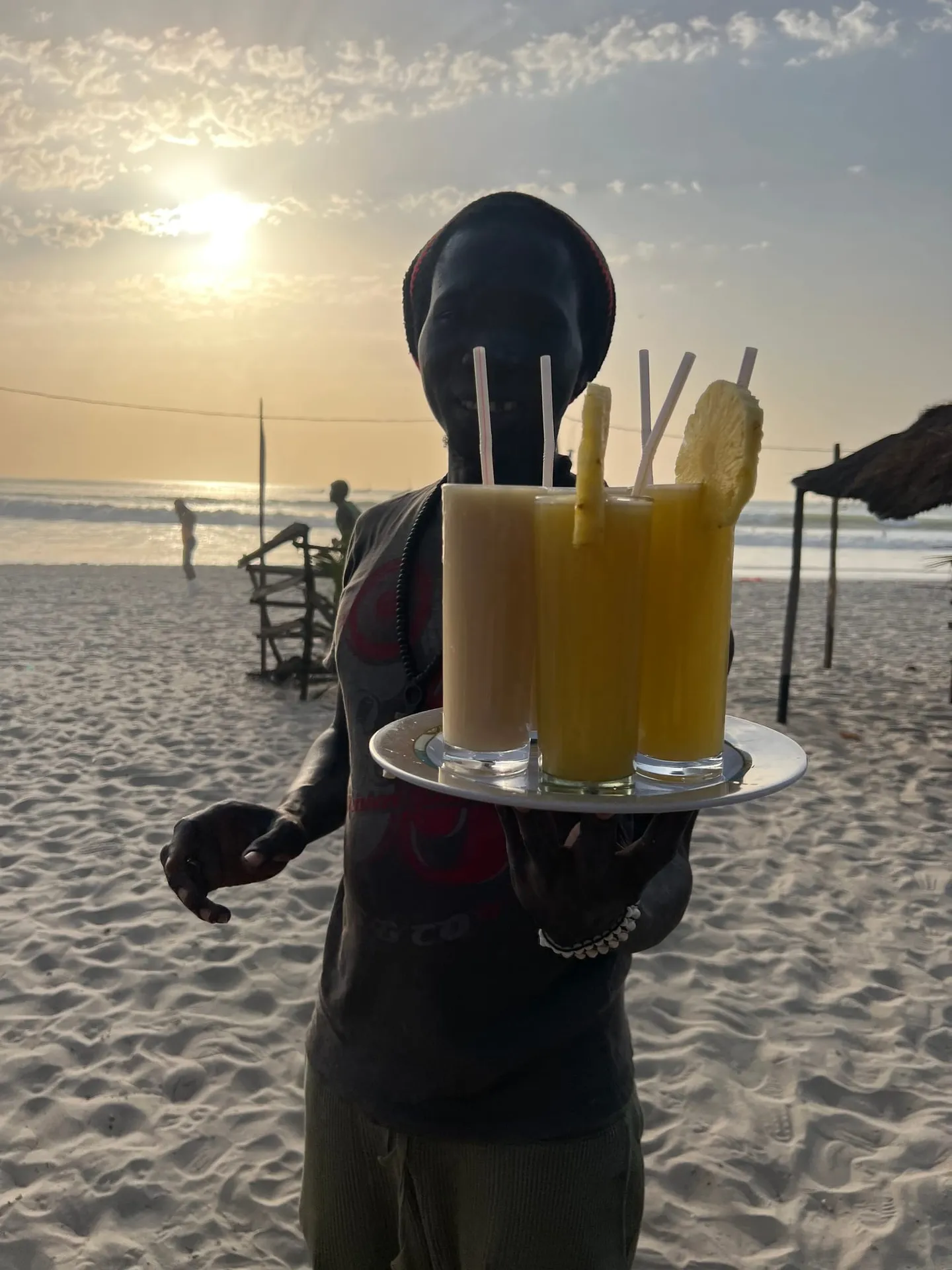 Frische Getränke am Strand im Licht des Sonnenuntergangs