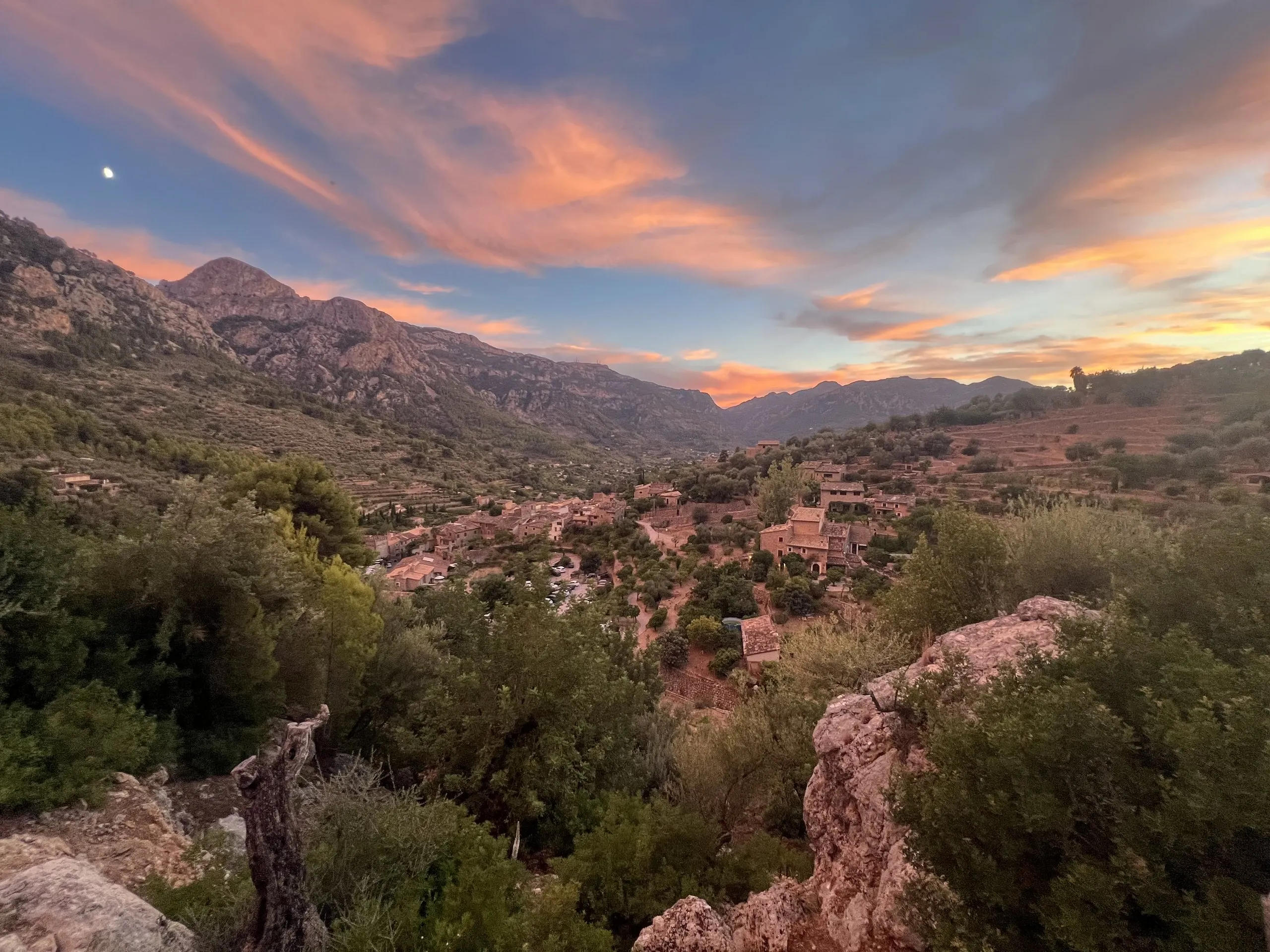 Warmer Sonnenuntergang über dem Tal von Fornalutx mit den Bergen der Tramuntana