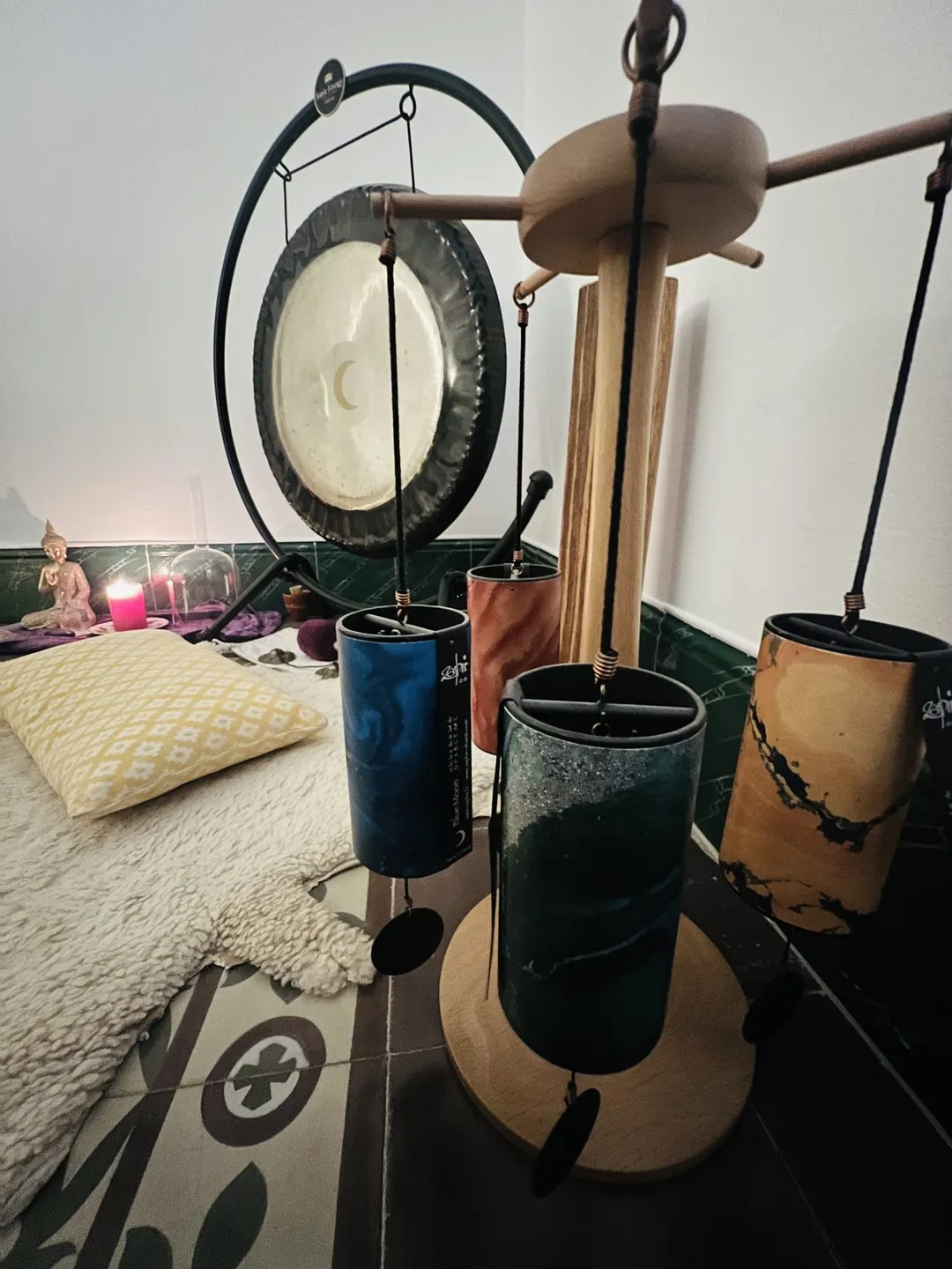 Großer Gong und Klanginstrumente in Marions Raum, daneben ein Sitzkissen auf dem Boden.
