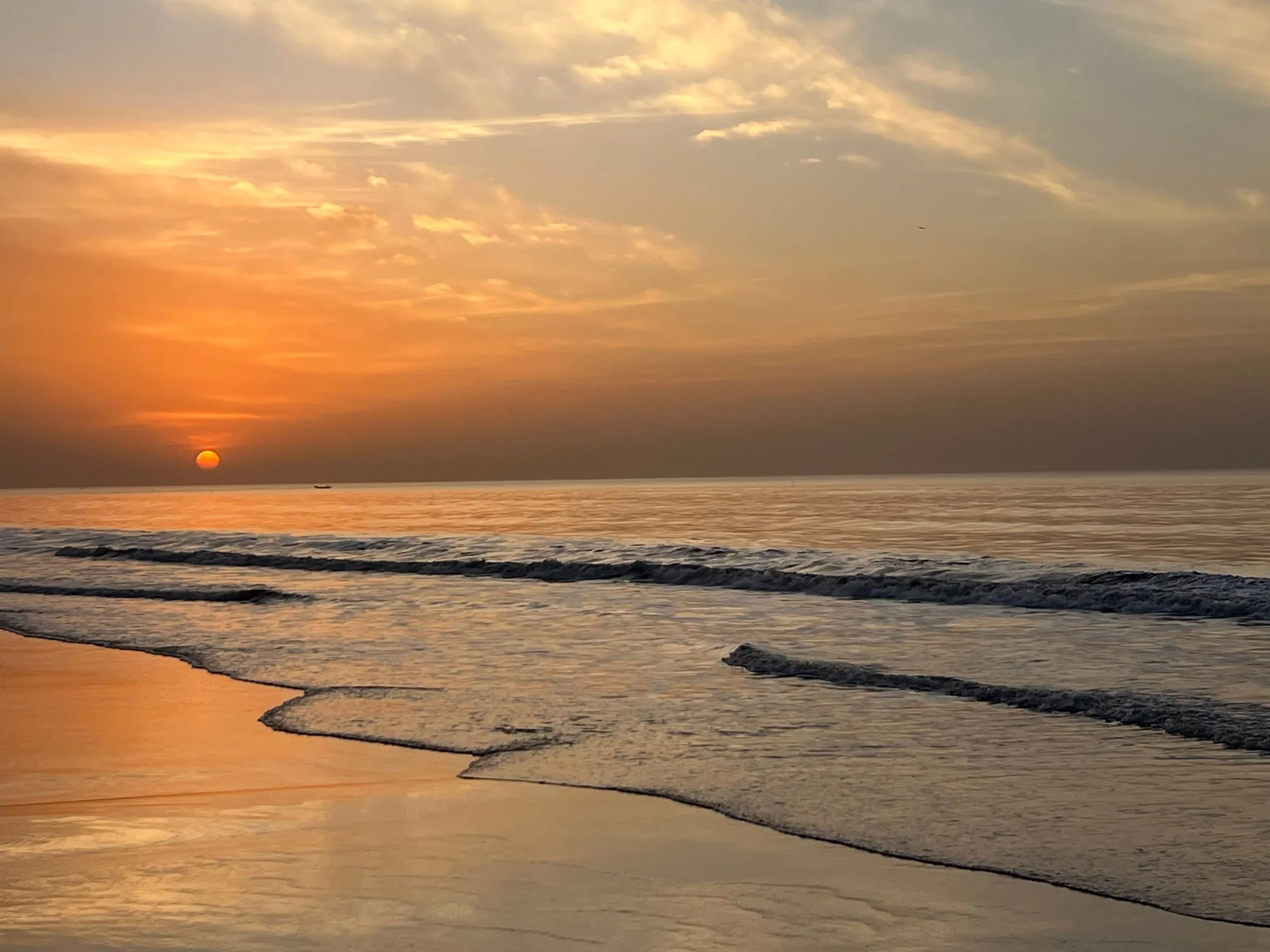 Goldener Sonnenuntergang über dem Meer an der Smiling Coast von The Gambia