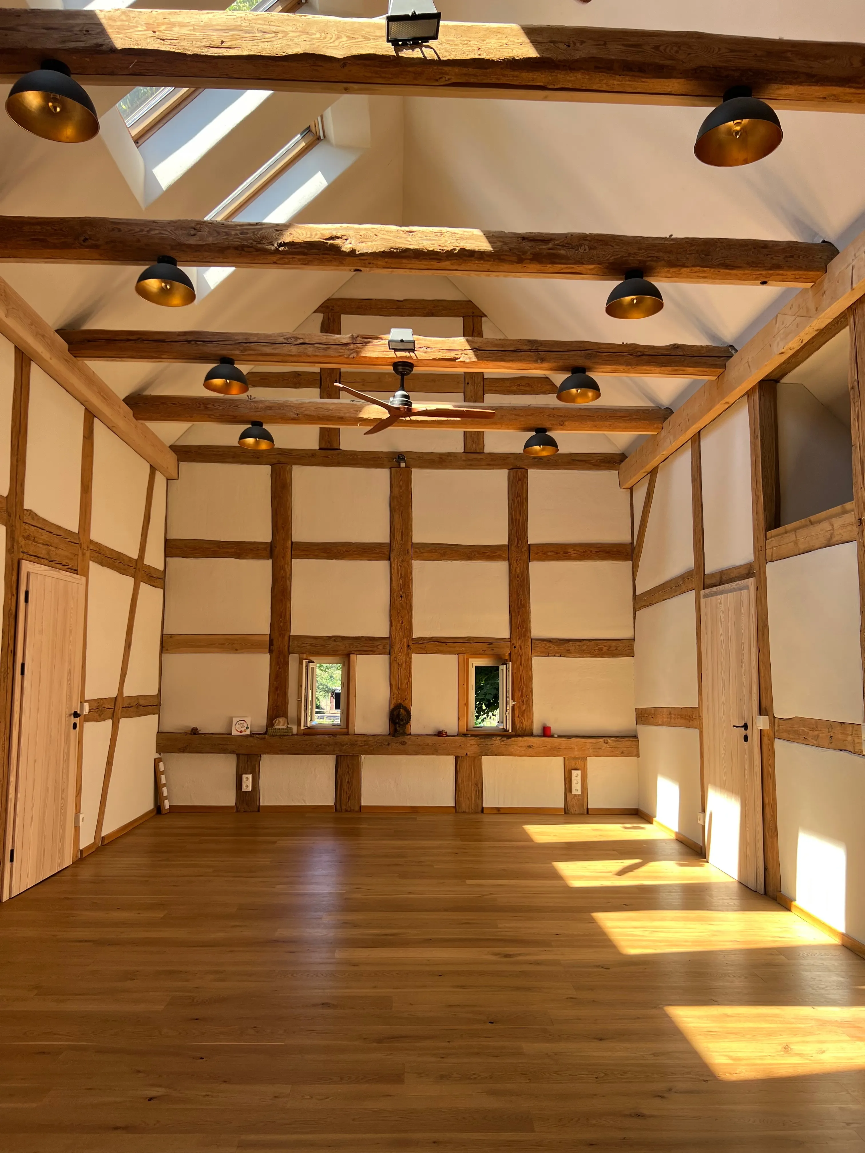Der lichtdurchflutete Yogaraum im Naturhaus Schorfheide